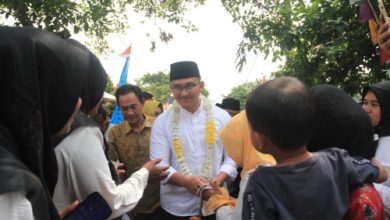 Andika Hazrumy, Calon Bupati Serang dikeliling simpatisan. Foto: Budi Wahyu Iskandar