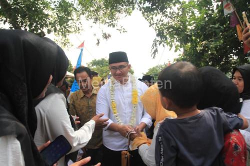 Andika Hazrumy, Calon Bupati Serang dikeliling simpatisan. Foto: Budi Wahyu Iskandar