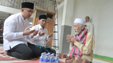 Andika Hazrumy, Bakal Calon Bupati Serang bersama Abuya Dimyat. Foto: Budi Wahyu Iskandar