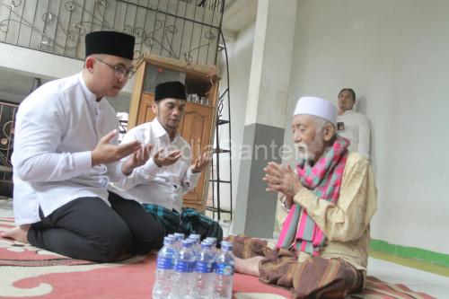 Andika Hazrumy, Bakal Calon Bupati Serang bersama Abuya Dimyat. Foto: Budi Wahyu Iskandar