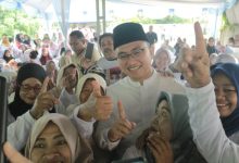 Andika Hazrumy, Calon Bupati Serang bersama emak-emak di Anyer. Foto Budi Wahyu Iskandar