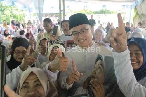 Andika Hazrumy, Calon Bupati Serang bersama emak-emak di Anyer. Foto Budi Wahyu Iskandar