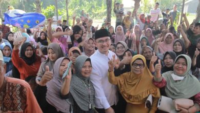 Andika Hazrumy, Bakal Calon Bupati Serang dikerubungi emak-emak. Foto: Budi Wahyu Iskandar