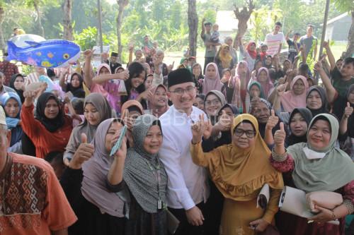 Andika Hazrumy, Bakal Calon Bupati Serang dikerubungi emak-emak. Foto: Budi Wahyu Iskandar