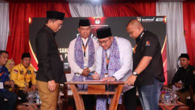 Andika Hazrumy dan Nanang S daftar ke KPU Kabupaten Serang sebagai Calon Bupati dan Wakil Bupati. Foto: Budi Wahyu Iskandar