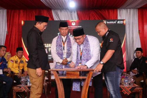 Andika Hazrumy dan Nanang S daftar ke KPU Kabupaten Serang sebagai Calon Bupati dan Wakil Bupati. Foto: Budi Wahyu Iskandar