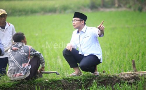 Andika Hazrumy, Calon Bupati Serang berbincang dengan petani. Foto: Budi Wahyu Iskandar