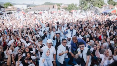 Ribuan warga senam bahagian bersama Andra -Dimyati dan Ratu Zakiyah-Najib yang dihibur Charly. Foto: Beni