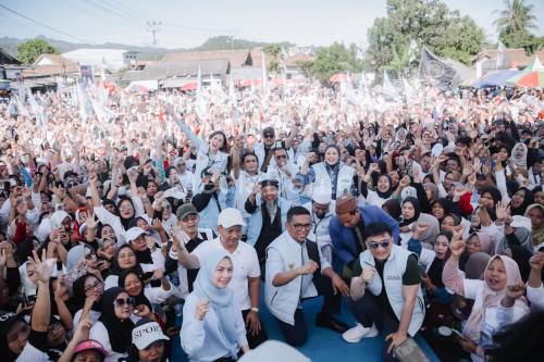 Ribuan warga senam bahagian bersama Andra -Dimyati dan Ratu Zakiyah-Najib yang dihibur Charly. Foto: Beni