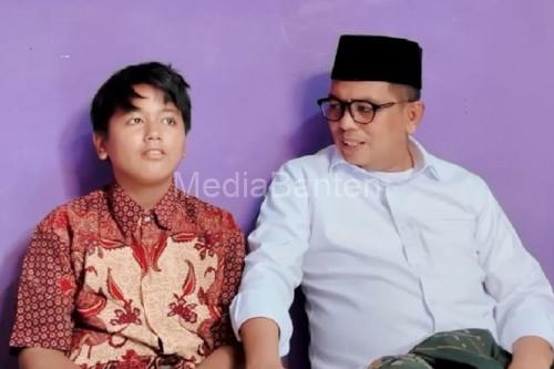 Anak Viral kawal ambulan dibantu biaya sekolahnya oleh Andra Soni, Cagub Banten. Foto: Antara