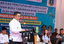 Andra Soni, Gubernur Banten serahkan buku tabungan Program Sekolah Swasta Gratis. Foto: Biro Adpim Banten
