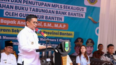 Andra Soni, Gubernur Banten serahkan buku tabungan Program Sekolah Swasta Gratis. Foto: Biro Adpim Banten