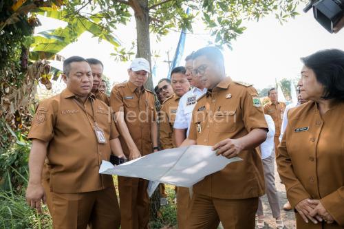 Gubernur Banten, Andra Soni meninjau lokasi yang baka dijadikan relokasi SMAN 3 Rangkasbitung. Foto Biro Adpim Banten