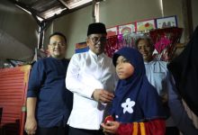 Gubernur Banten, Andra Soni bersama Agista, anak putus sekolah berbakat melukis. Foto Biro Adpim Banten