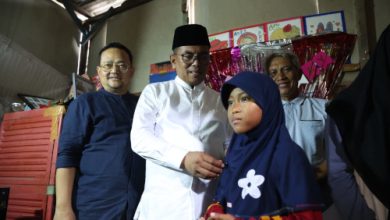 Gubernur Banten, Andra Soni bersama Agista, anak putus sekolah berbakat melukis. Foto Biro Adpim Banten