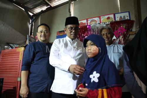 Gubernur Banten, Andra Soni bersama Agista, anak putus sekolah berbakat melukis. Foto Biro Adpim Banten