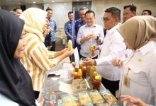 Gubernur Banten, Andra Soni memborong produk UKKM lokal di Gelaran PNM Tangsel. Foto; Biro Adpim Banten
