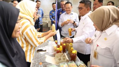 Gubernur Banten, Andra Soni memborong produk UKKM lokal di Gelaran PNM Tangsel. Foto; Biro Adpim Banten