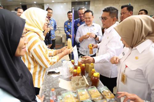 Gubernur Banten, Andra Soni memborong produk UKKM lokal di Gelaran PNM Tangsel. Foto; Biro Adpim Banten