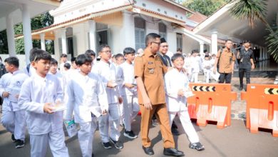 Gubernur Banten, Andra Soni bersama murid Al Azhar Kota Serang. Foto: Biro Adpim Banten