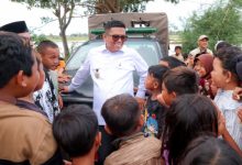 Gubernur Banten, Andra Soni bersama anak-anak di Desa Sukajaya. Foto Biro Adpim Banten