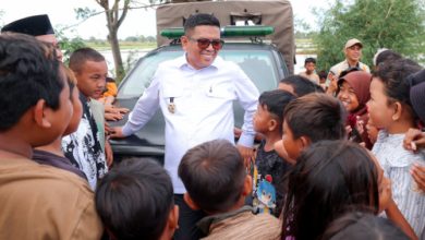 Gubernur Banten, Andra Soni bersama anak-anak di Desa Sukajaya. Foto Biro Adpim Banten