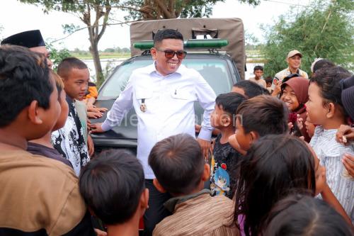 Gubernur Banten, Andra Soni bersama anak-anak di Desa Sukajaya. Foto Biro Adpim Banten