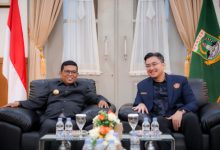 Andra Soni, Gubernur Banten menerima kunjungan Andika Hazrumy, Ketua Karang Taruna Banten. Foto: Biro Adpim Banten