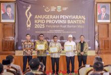 Gubenur Banten, Andra Soni dan Wagub Banten, Achmad Dimyati Natakusumah menerima penghargaan toko peduli penyiaran dari KPID Banten. Foto Biro Adpim Banten