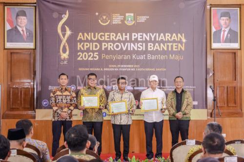 Gubenur Banten, Andra Soni dan Wagub Banten, Achmad Dimyati Natakusumah menerima penghargaan toko peduli penyiaran dari KPID Banten. Foto Biro Adpim Banten