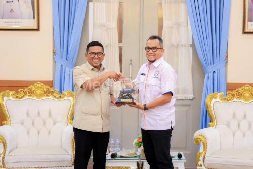 Gubernur Banten, Andra Soni bersama Ketua Apersi Banten, Anto Distanto. Foto Biro Adpim Banten