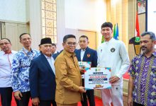 Gubernur Banten, Andra Soni memberikan apresiasi kepada para atlet SEA Games dan Pomnas. Foto Biro Adpim Banten