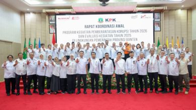 Gubernur Banten, Andra Soni bersama tim monitoring KPK. Foto Biro Adpim Banten