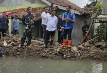 Gubernur Banten, Andra Soni dan Kepala Dinas PUPR, Arlan Marzan di lokasi bandir bandang di Padarincang. Foto: Budi Wahyu Iskandar