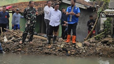 Gubernur Banten, Andra Soni dan Kepala Dinas PUPR, Arlan Marzan di lokasi bandir bandang di Padarincang. Foto: Budi Wahyu Iskandar