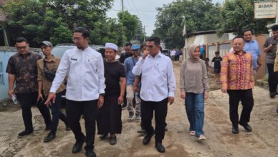 Gubernur Banten, Andra Soni bersama Arlan Marzan, Kepala DPUPR Provinsi Banten. Foto Biro Adpim Banten