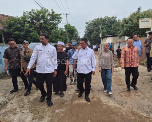 Gubernur Banten, Andra Soni bersama Arlan Marzan, Kepala DPUPR Provinsi Banten. Foto Biro Adpim Banten