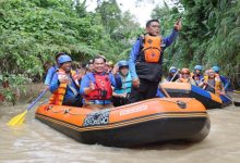 Gubernur Banten, Andra Soni mengikuti Arung Kali Cibanten. Foto: Biro Adpim Banten