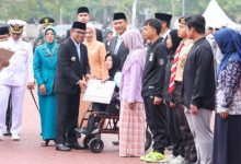 Gubernur Banten, Andra Soni menyerahkan penghargaan ke 15 pemuda prestasi, termasuk atlet boccia. Foto Biro Adpim Banten