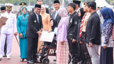 Gubernur Banten, Andra Soni menyerahkan penghargaan ke 15 pemuda prestasi, termasuk atlet boccia. Foto Biro Adpim Banten