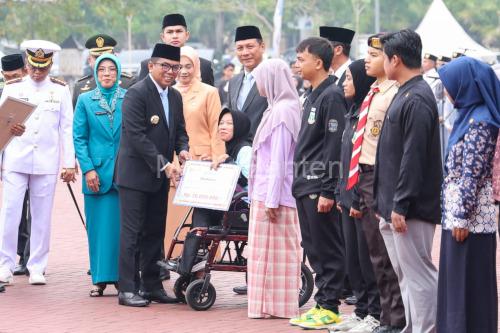 Gubernur Banten, Andra Soni menyerahkan penghargaan ke 15 pemuda prestasi, termasuk atlet boccia. Foto Biro Adpim Banten
