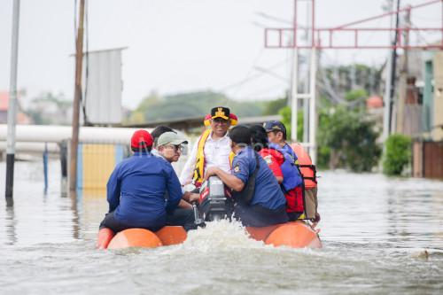 Gubernur Banten, Andra Soni meninjau lokasi banjir. Foto Biro Adpim Pemprov Banten