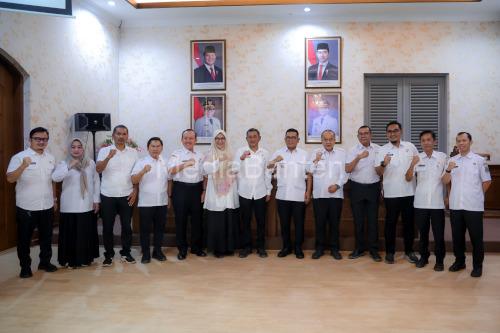 Gubernur Banten, Andra Soni bersama Kepala BPSDM Banten, EA Deni Hermawan dan jajarannya. foto Biro Adpim Banten