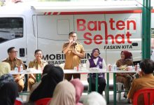 Gubernur Banten, Andra Soni dalam program cek kesehatan gratis atau CKG. foto Biro Adpim Banten