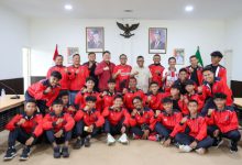 Gubernur Banten, Andra Soni melepas tim Banteng Banten FC U-17. Foto Biro Adpim Banten