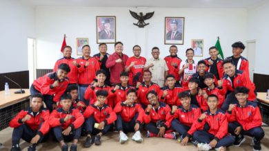 Gubernur Banten, Andra Soni melepas tim Banteng Banten FC U-17. Foto Biro Adpim Banten