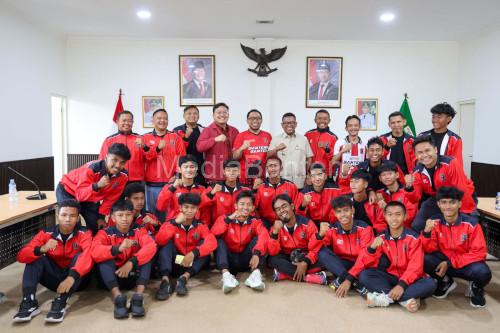 Gubernur Banten, Andra Soni melepas tim Banteng Banten FC U-17. Foto Biro Adpim Banten