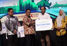 Gubernur Banten, Andra Soni menyerahkan santuan kematian ke orangtua atlet tinju PPLP yang meninggal dunia. Foto: Biro Adpim Banten