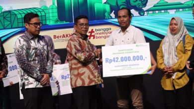 Gubernur Banten, Andra Soni menyerahkan santuan kematian ke orangtua atlet tinju PPLP yang meninggal dunia. Foto: Biro Adpim Banten