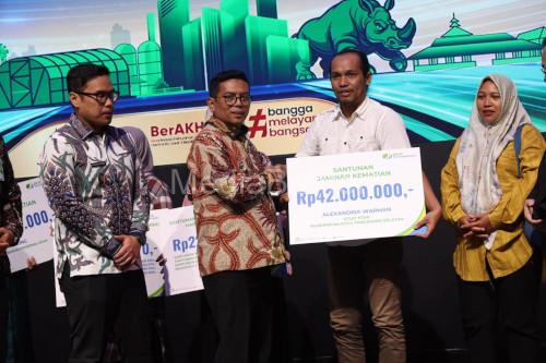 Gubernur Banten, Andra Soni menyerahkan santuan kematian ke orangtua atlet tinju PPLP yang meninggal dunia. Foto: Biro Adpim Banten